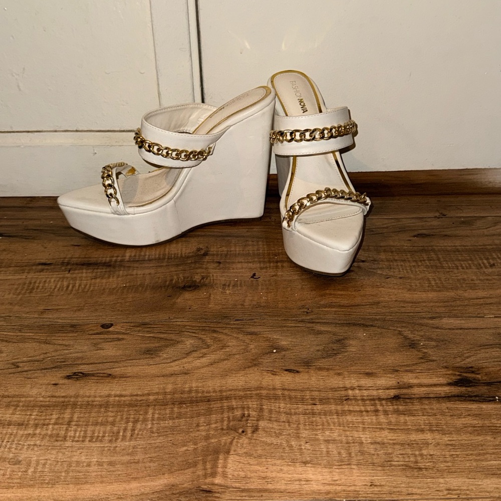 Fashion Nova White Wedge Heels w/ Gold Chain – Size 11